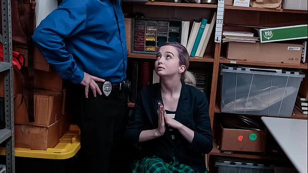 Oficial exige al adolescente que le chupe la polla para poder salir de la tienda - Fuckthief