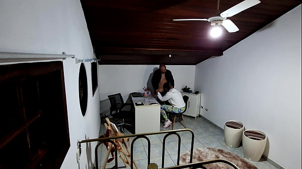 Aluna vai fazer prova na sala do professor e é seduzida por ele até ceder e fazer sexo