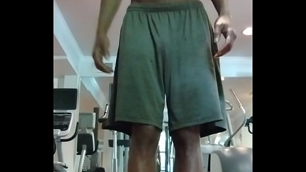 Pretty Teen Girl se burla en el entrenamiento