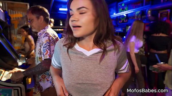 Sexy Teenie zeigt ihre großen natürlichen Brüste in der Öffentlichkeit und genießt großen Schwanz im Mund und in der nassen Muschi – Naudi Nala, Peter Green