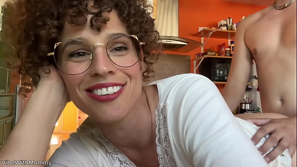 La matrigna vlogger arrapata scopa un ragazzo del college