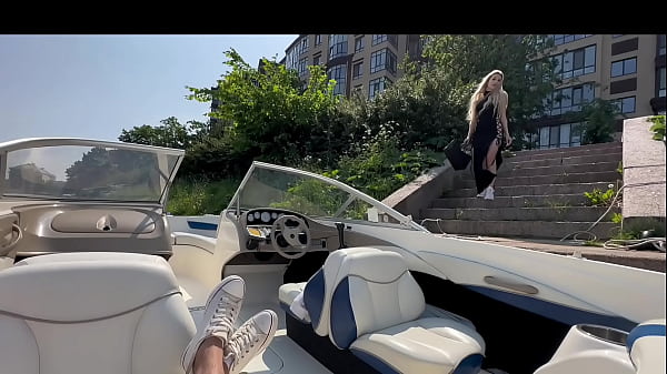 Heiße Blondine in sexy Dessous fickt den Kapitän auf dem Boot