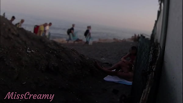 在公共海滩上在继女面前炫耀我的鸡巴，她帮我在所有人面前射精 #2 - 真正的性风险