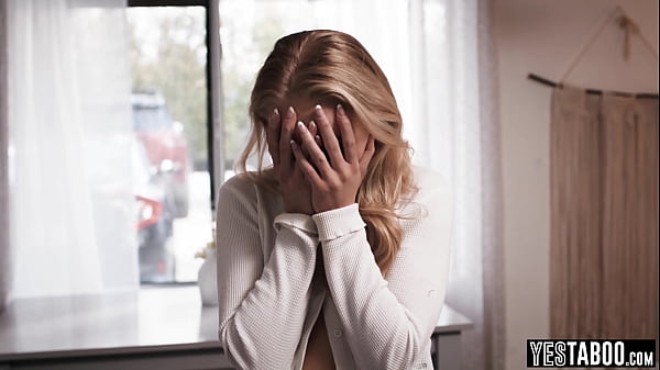 Piccola adolescente bionda seduce e viene inveita dal patrigno dell'ex fidanzata della BBC