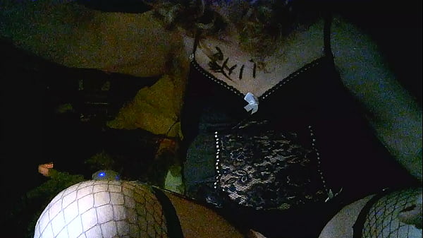 Sarah Millward, une transsexuelle mature et dégoûtante, fume, branle son clitoris et baise sa chatte avec un gode bbc de 9 pouces