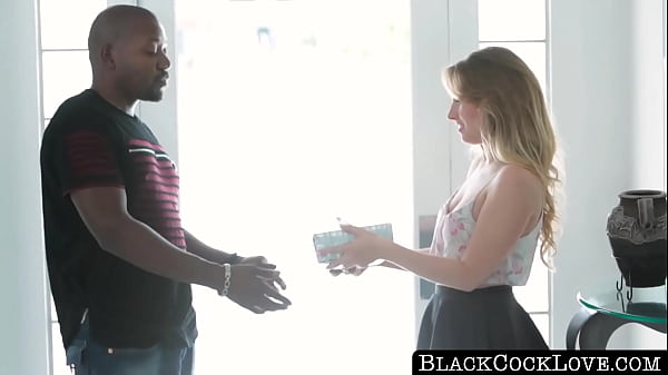 BlackCockLove.com - La cornea Harley Jade accarezza e lecca forte il suo enorme cazzo nero