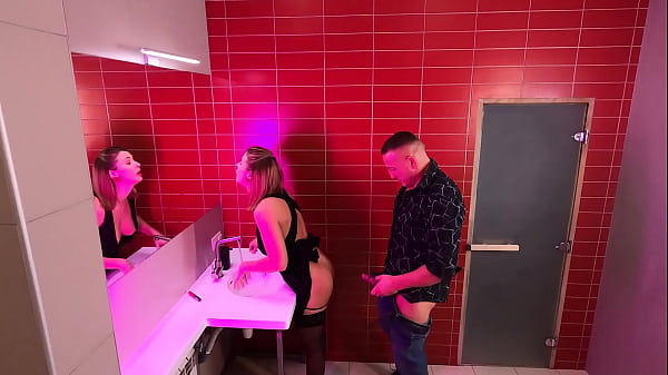 CAM EN EL BAÑO PÚBLICO DEL CLUB NOCTURNO: FOLLANDO DESCONOCIDOS