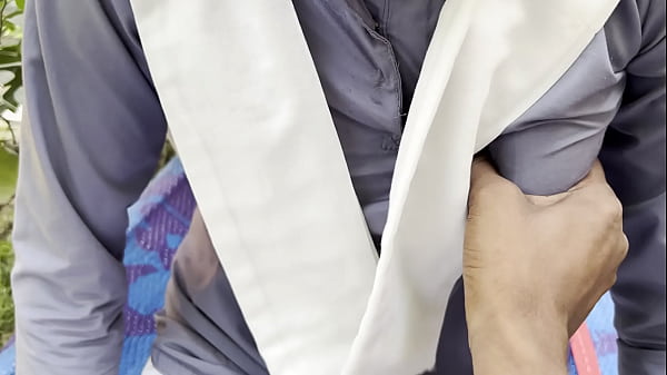 La studentessa indiana del villaggio indiano la porta nella foresta e la scopa