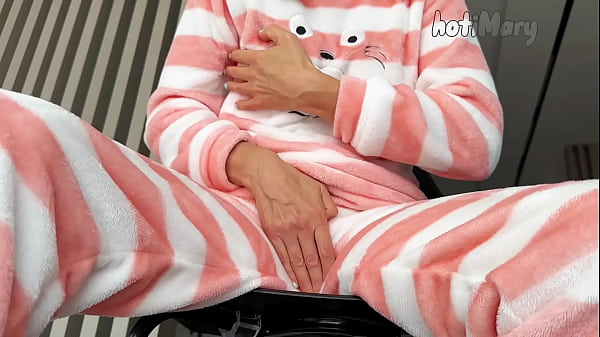 adolescente cachonda masturbándose el coño y el orgasmo