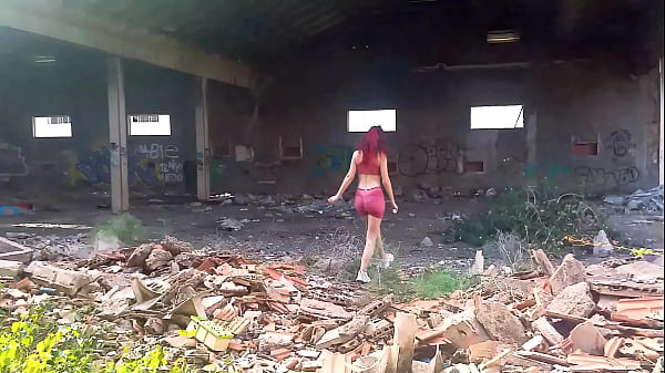 Ariel Ortiz wird auf einem verlassenen Schiff geil und steckt dann ihre ganze Hand in ihre hübsche Muschi.