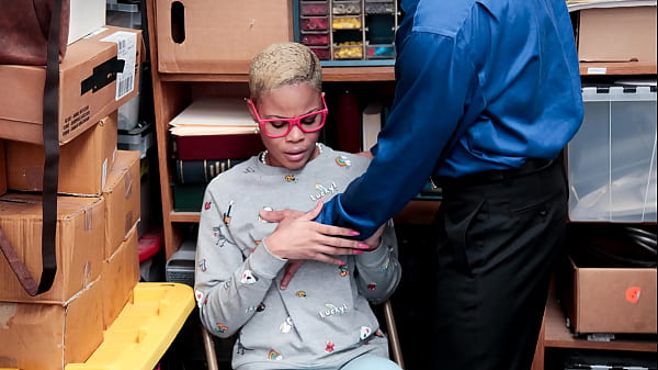 Adolescente cerca di nascondere il guinzaglio di un cane rubato dal negozio - Ladro di cazzi