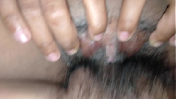 Süßes Teenie-Mädchen neckt ihren großen Arsch