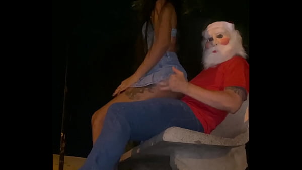 PAPAI NOEL COMENDO A COZINHA DA NOVINHA NO PRA&Ccedil_A