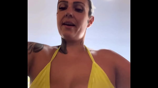 Im Fitnessstudio vor dem Strand von Guarujá wurde ich fast rausgeschmissen! Weil ich im Bikini hereinkam – mit transparentem Zahnfüller! Ich war sehr aufgeregt, als ich sah, wie Männer meine gepiercte Muschi ansahen