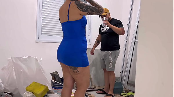 Freches junges Mädchen posiert