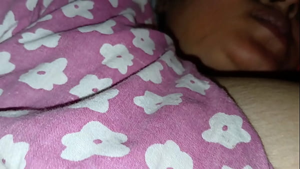 Heißes Teenie-Mädchen zeigt sich beim Analsex