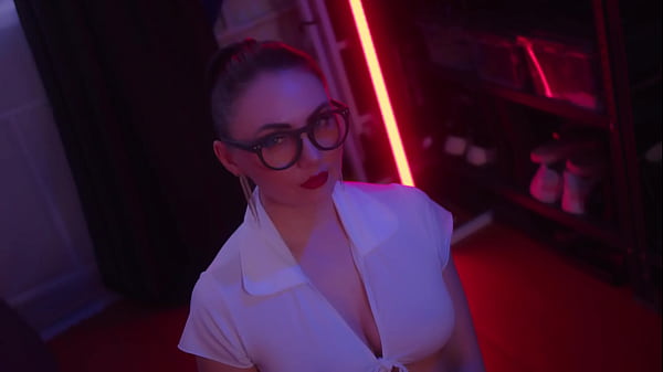 Un uomo pruriginoso piscia sulle tette della sua signora e la scopa dal culo alla bocca.