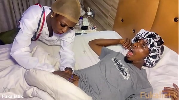 Dulce coño de ébano pequeña cabalgando una gran polla.