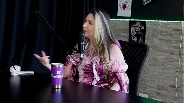 A primeira vez que ela fodeu foi de frente e ela gosta da porra, é viciada em ménage à trois, e bateu siririca no Uber - Raphaela Savanah (SHEER/RED) Halloween