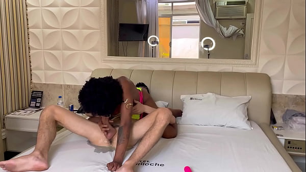 Interracial Teen zieht sich aus – sinnlich