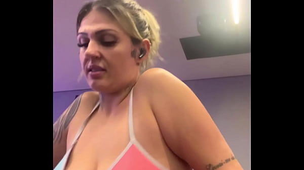 Entrenando en el gimnasio, una locura porque mi marido no me folla en 1 mes! ¡Tanta emoción que la Maronba corría por mis piernas, mirándome con ganas de darla!