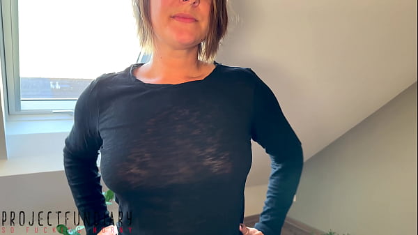 हॉट स्लट ने सफेद लेगिंग्स, काले साबर ओवरनी जूते और गांड फैलाने के लिए लेटेक्स दस्ताने पहने हुए हैं - प्रोजेक्टफंडियरी