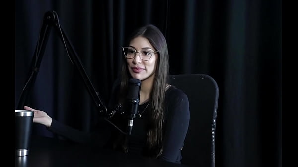 Sie liebt ihren Beruf als Kundendienstmitarbeiterin, sie hatte während der Pandemie geheime Konten, sie hat die Angewohnheit, vor dem Schlafengehen Siririca zu peitschen, und hatte noch nie Probleme mit Kunden – Melina Khalifa (ANSCHAUEN: SHEER/RED)