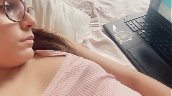 सुंदर युवा लड़की के कपड़े