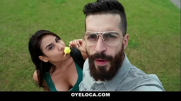 Teamskeet - Adolescente de aspecto inocente sorprendió a un tipo Hoirny mientras muestra su trasero de burbuja