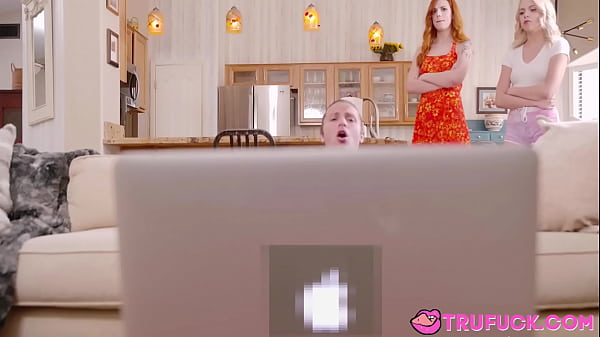 La ragazza teenager appassionata balla in un adolescente