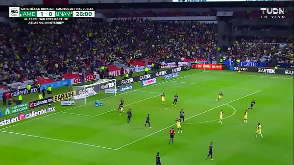 giovani studenti universitari scopano la loro puttana vestita di giallo in una gangbang