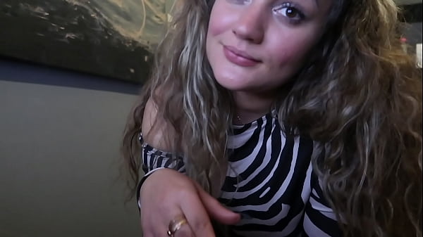 MENINA LOIRA GROSSA OLHE NOS SEUS OLHOS e UM CIGARRO PARA VOCÊ!