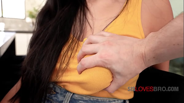 Stiefschwester beim Porno erwischt – Luna Mills