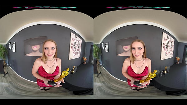 VRHUSH Laney Gray zeigt mehr als nur ihre Auszeichnung