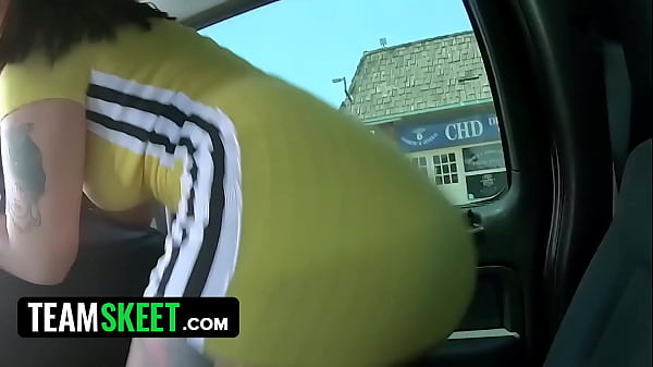 TeamSkeet - Une superbe brune rebondit, twerke son gros butin et se fait pilonner la chatte