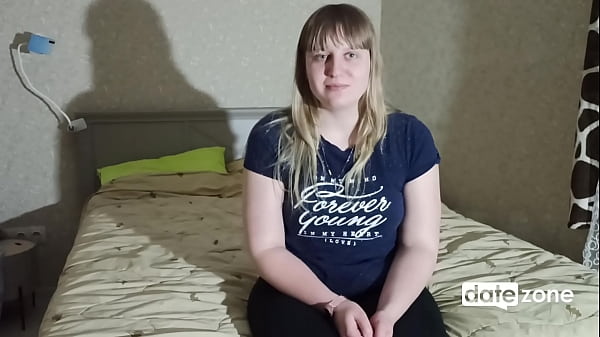 Femme au foyer timide et potelée pour la première fois devant une caméra porno