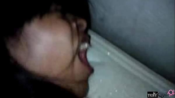 हॉट टीन गर्ल को गुदा में मजा आता है