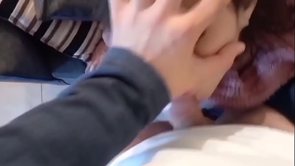 Mi cu&ntilde_ado me graba mientras le chupo la verga