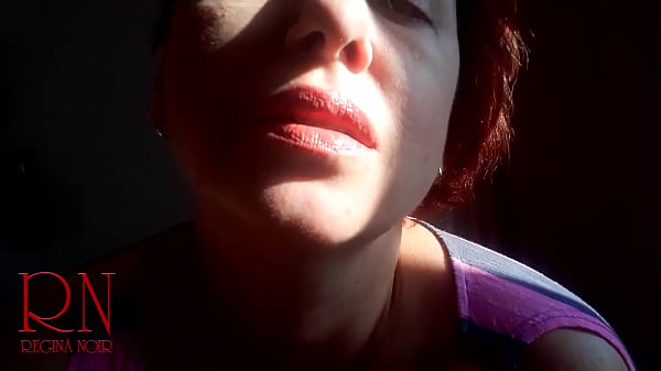 Profesora en uniforme escolar sin bragas. La perra muestra su coño en su habitación. Puta depravada se levanta la falda y se burla de su coño. ¡Que se joda esta colegiala!