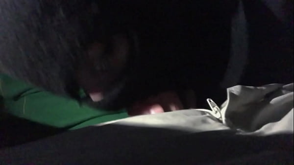 il bellissimo visitatore del fast food succhia il cazzo al lavoratore