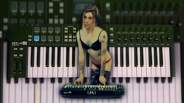 Bella pianista che suona in mutandine