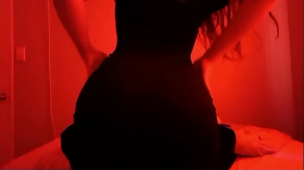 La piccola matrigna sexy e calda entra nella stanza del figliastro e lo scopa per la prima volta