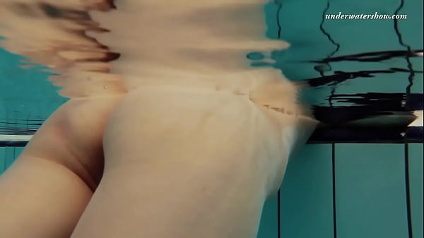 Érotique chaude sous l'eau avec Markova