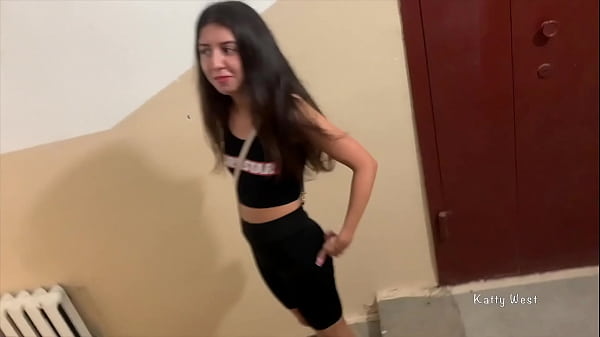 La ragazza giocosa si diverte