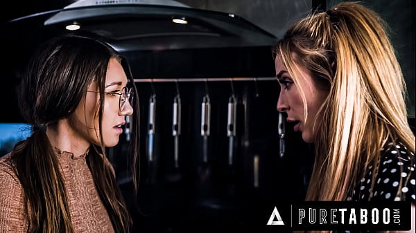 Calda e bellissima teenager si spoglia - lesbica