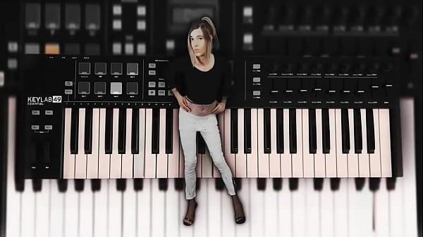 Cô Gái Xinh Đẹp Thích Nhảy Theo Âm Nhạc