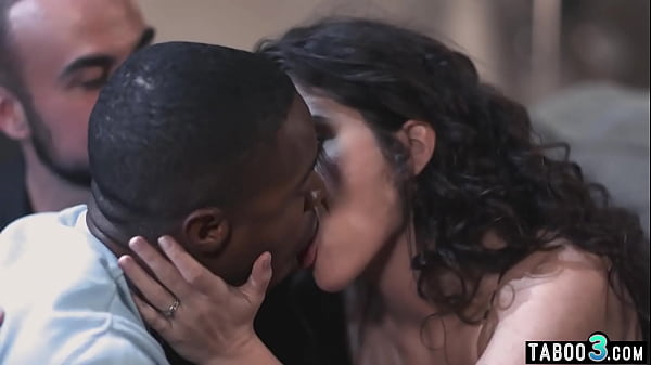 La moglie magra Victoria Voxx e il marito bisessuale condividono un grosso cazzo nero