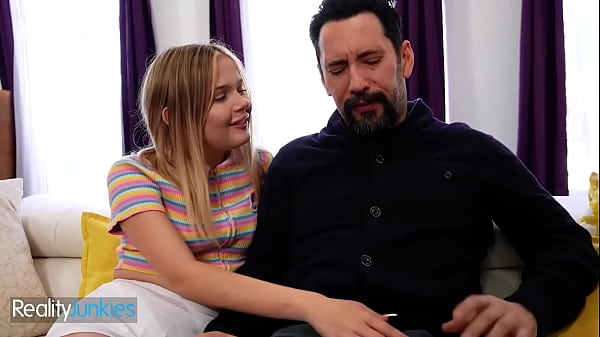 Schöner Teenager führt Teenager auf