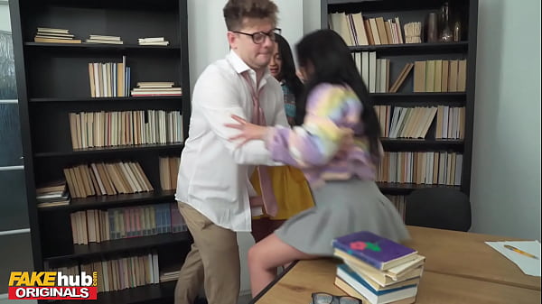 FAKEhub - Sborra veloce in mutandine nella sala studio porta una ragazza minuta a farsi gocciolare la sborra sul suo bel viso, trio hardcore con orgasmo femminile che squirta e sborrata facciale, con Daphne Klyde e la ragazza italiana Maria Wars