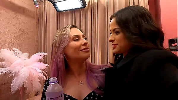 Incrível adolescente selvagem brinca